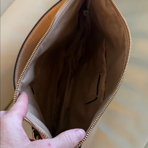 Coach Tan Leather Crossbody Bag. Pebbled leather Hobo in Beachwood - Picture 4 of 7